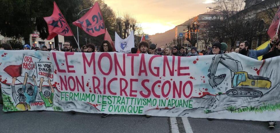 Una delle manifestazioni degli ambientalisti a difesa delle Apuane: qui, a Carrara lo scorso dicembre