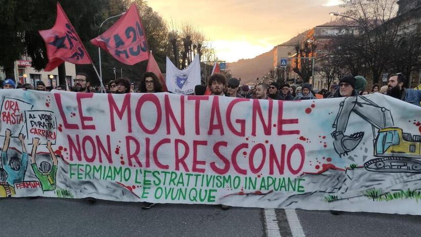 Una delle manifestazioni degli ambientalisti a difesa delle Apuane: qui, a Carrara lo scorso dicembre