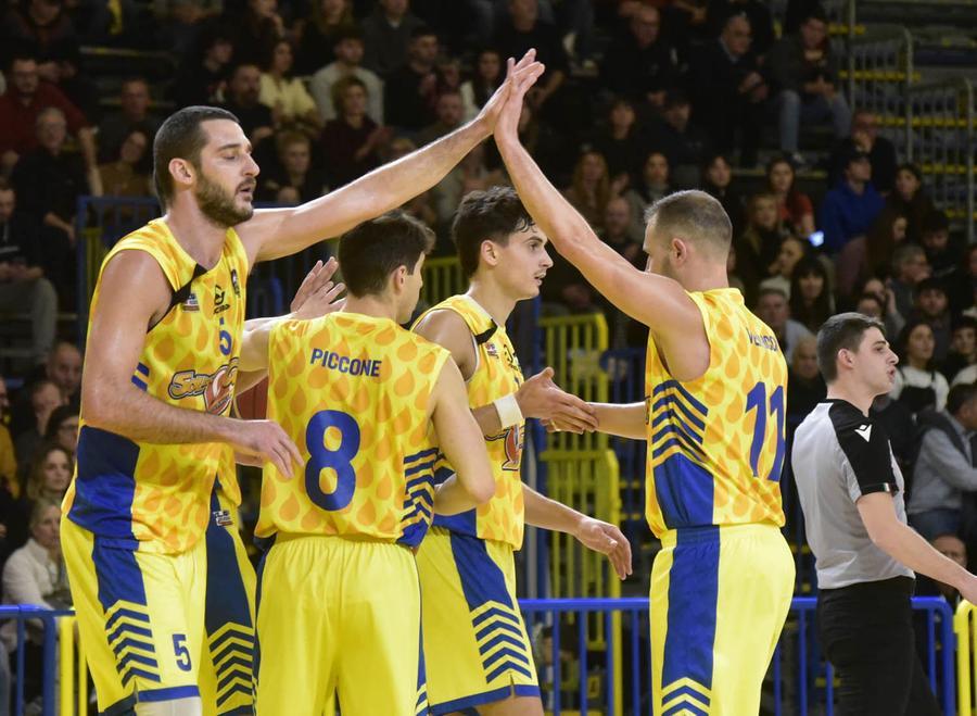 
	I&nbsp;giocatori giallobl&ugrave; festeggiano dopo un canestro segnato (foto Barlettani)

