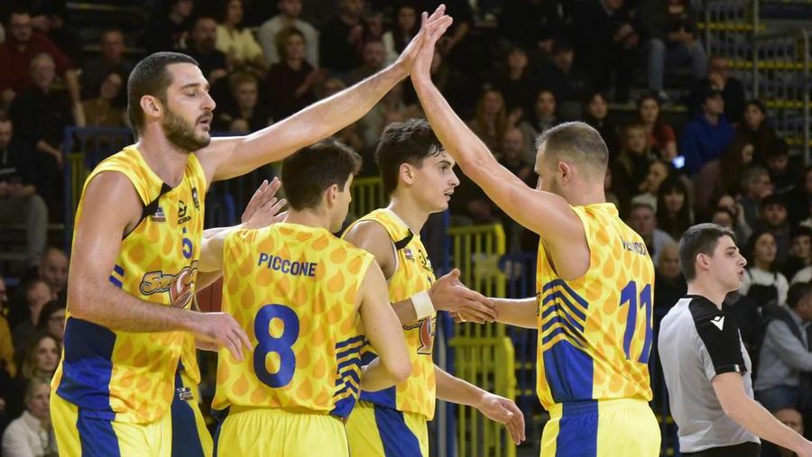 I giocatori gialloblù festeggiano dopo un canestro segnato (foto Barlettani)