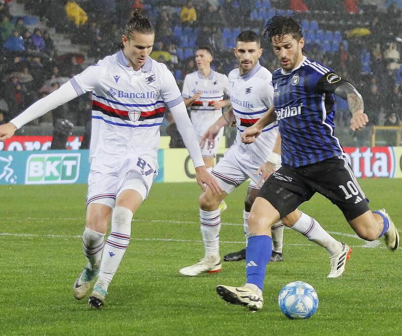 Torregrossa cerca il varco giusto nell’area di rigore della Samp (foto Muzzi)