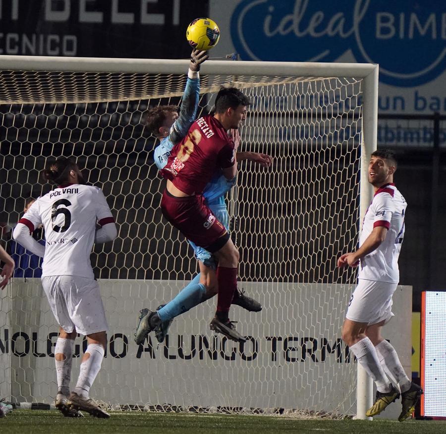 
	Pretato e il portiere aretino Trombini nel corso del derby (foto Silvi)

