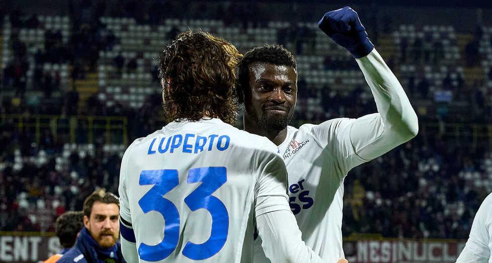 M’Baye Niang festeggiato da Luperto dopo il rigore guadagnato da Fazzini e trasformato dall’attaccante poco dopo il suo esordio con l’Empoli (foto Empoli Fc)