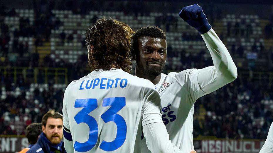 M’Baye Niang festeggiato da Luperto dopo il rigore guadagnato da Fazzini e trasformato dall’attaccante poco dopo il suo esordio con l’Empoli (foto Empoli Fc)
