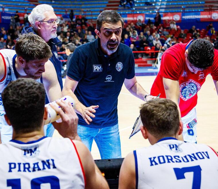 Marco Del Re coach della Gema durante un time out
