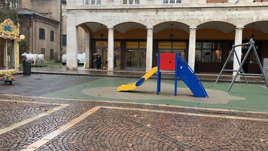 Modena, auto ovunque e degrado: piazza Matteotti “vietata” ai bimbi