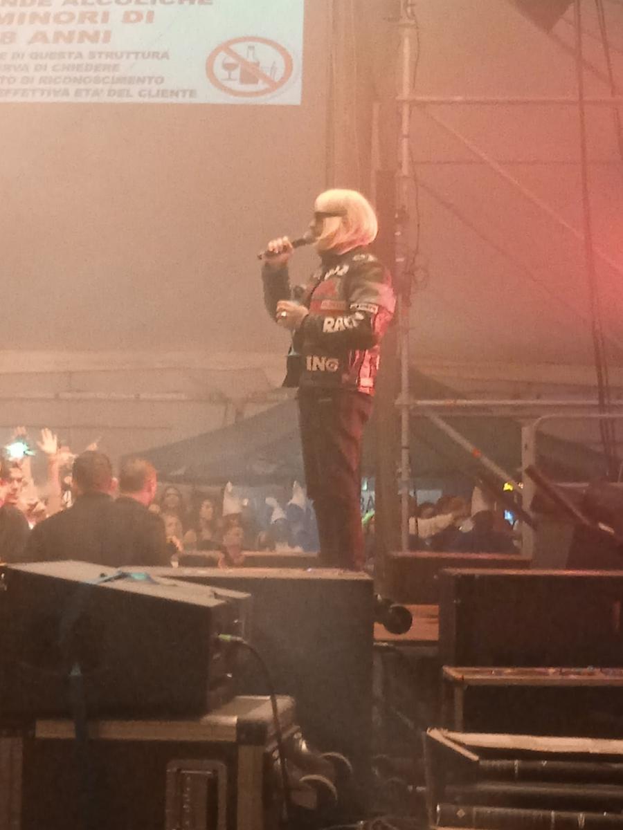 Salmo accende la notte del Carnevale di Tempio