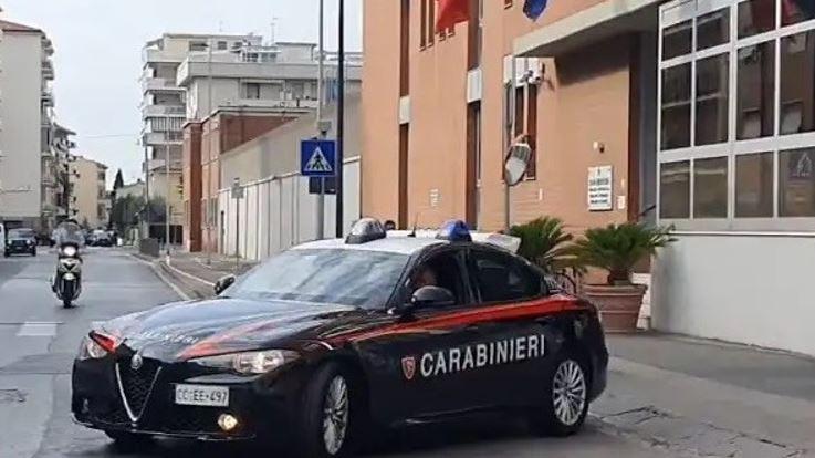 Livorno, spacca carrozzeria e specchietti di 29 scooter in Borgo dei Cappuccini: denunciato 35enne