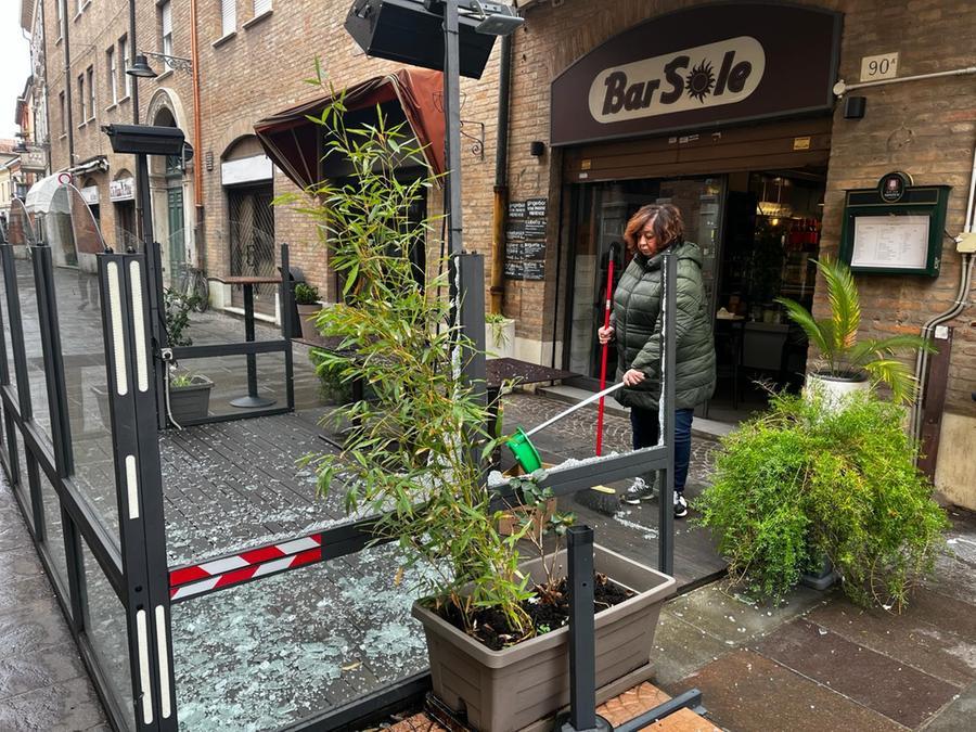 Vandali di notte al Ginger Bar di Ferrara: sfondate le vetrate del dehors