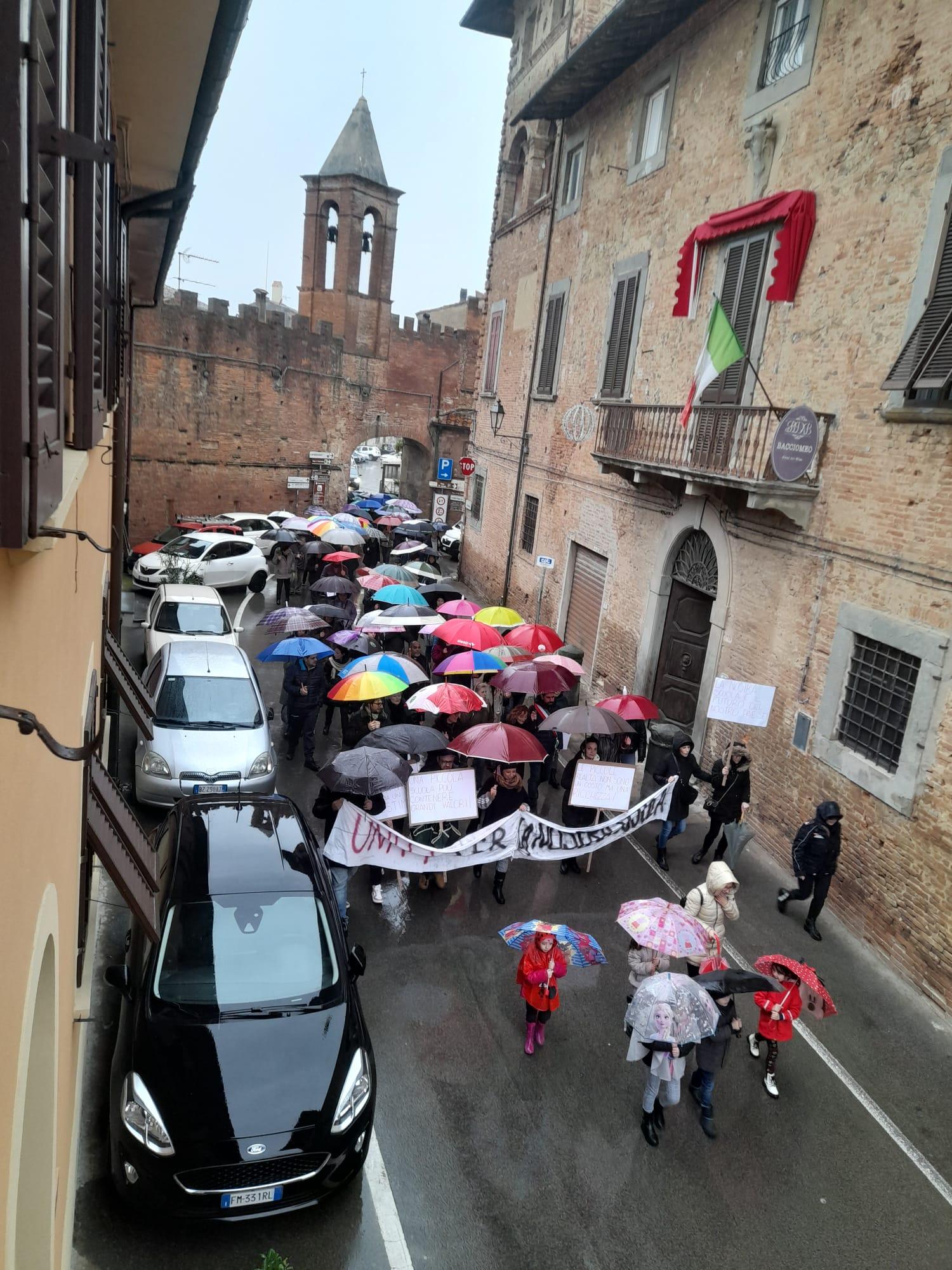 Tutta Palaia scende in piazza per salvare la scuola: «È il futuro del nostro paese, non si tocca»<br>
