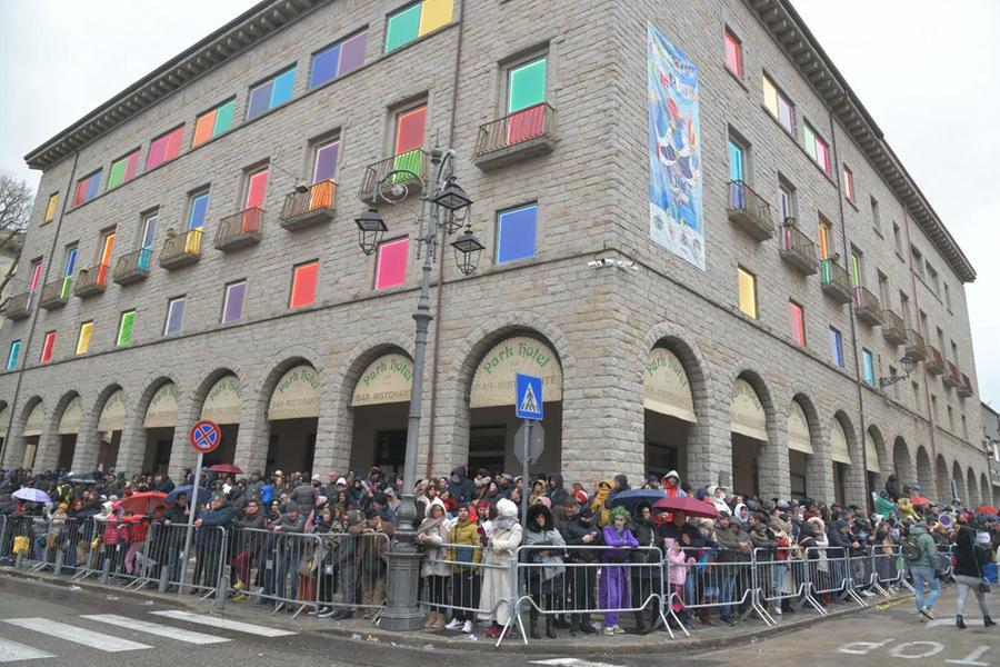 
	La folla degli spettatori della grande sfilata del carnevale di Tempio<em> (foto Vanna Sanna)</em>

