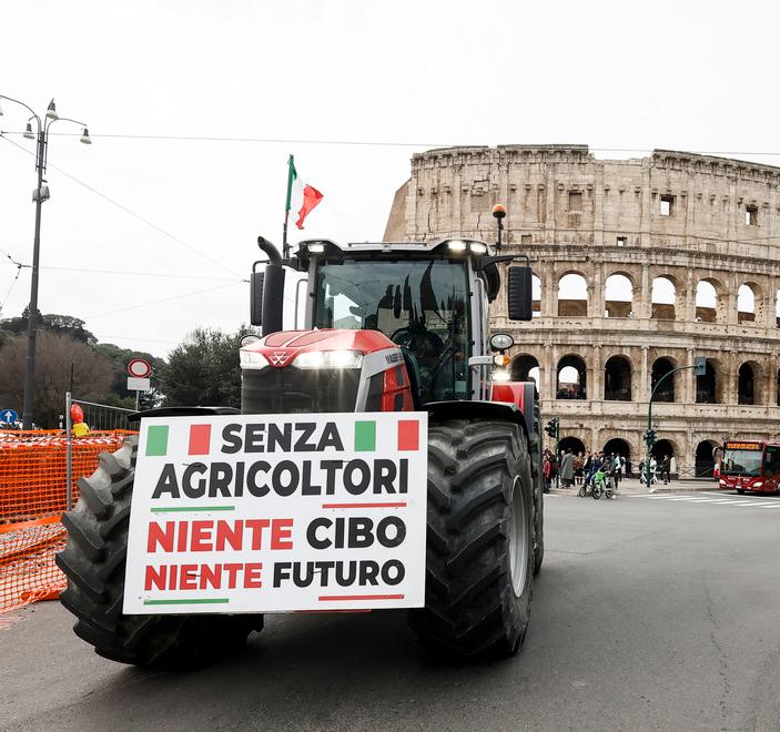 Trattori, si spacca il fronte degli agricoltori: «No a cortei con l’estrema destra»
