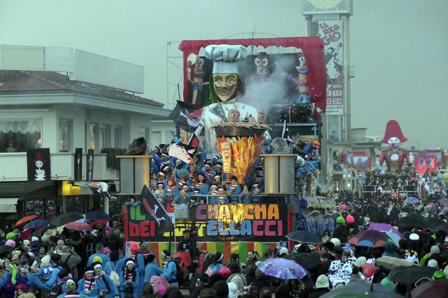 Viareggio, la pioggia si ferma e il Carnevale fa festa: il racconto del corso di domenica 11 febbraio