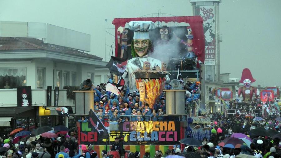 Viareggio, la pioggia si ferma e il Carnevale fa festa: il racconto del corso di domenica 11 febbraio