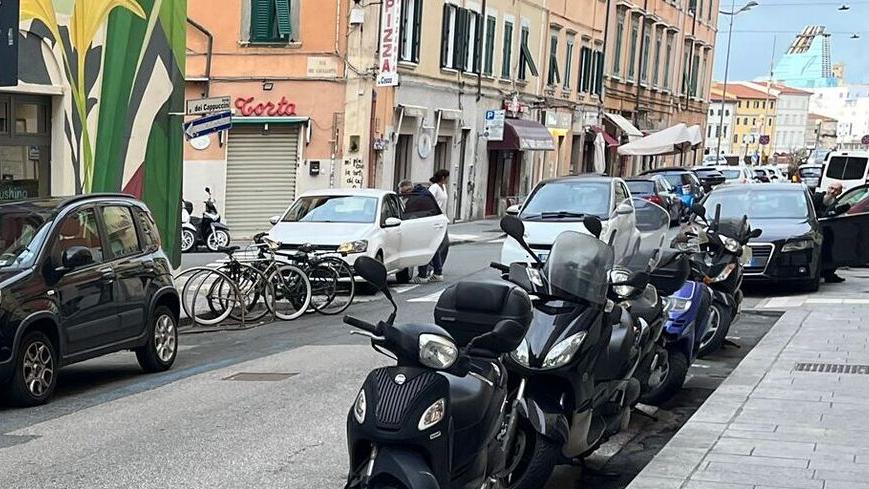 Livorno, prende a calci gli scooter in sosta e ne danneggia 29: l'uomo bloccato dai passanti