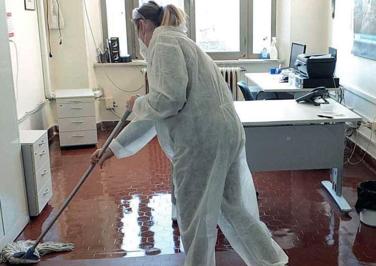 
	Un'addetta delle pulizie al lavoro

