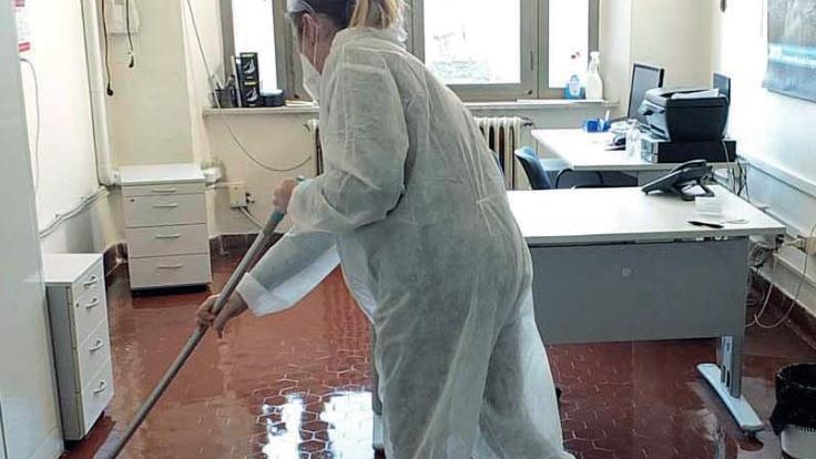Un'addetta delle pulizie al lavoro