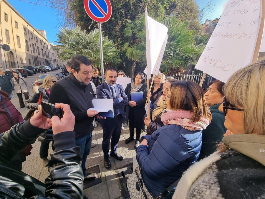 
	Matteo Salvini con i lavori della Casa della Divina Provvidenza <em>(foto Mauro Chessa)</em>

