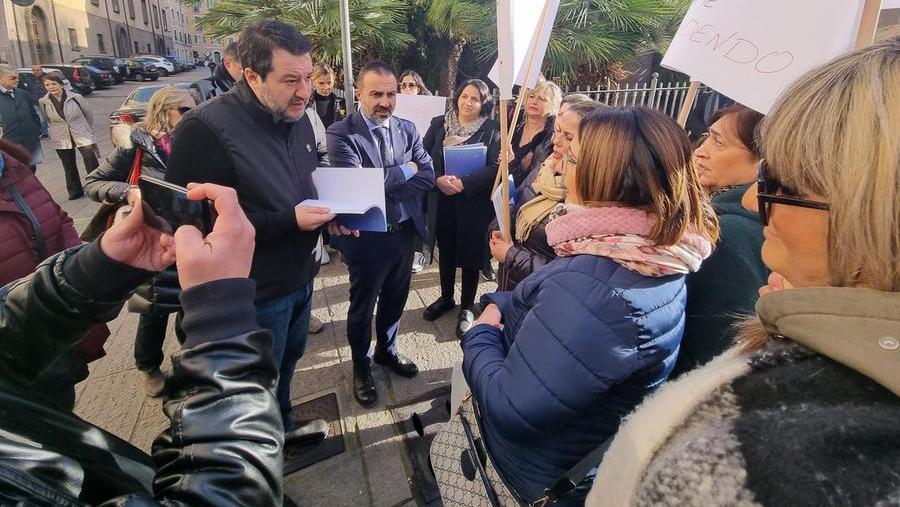 
	Matteo Salvini con i lavori della Casa della Divina Provvidenza <em>(foto Mauro Chessa)</em>


