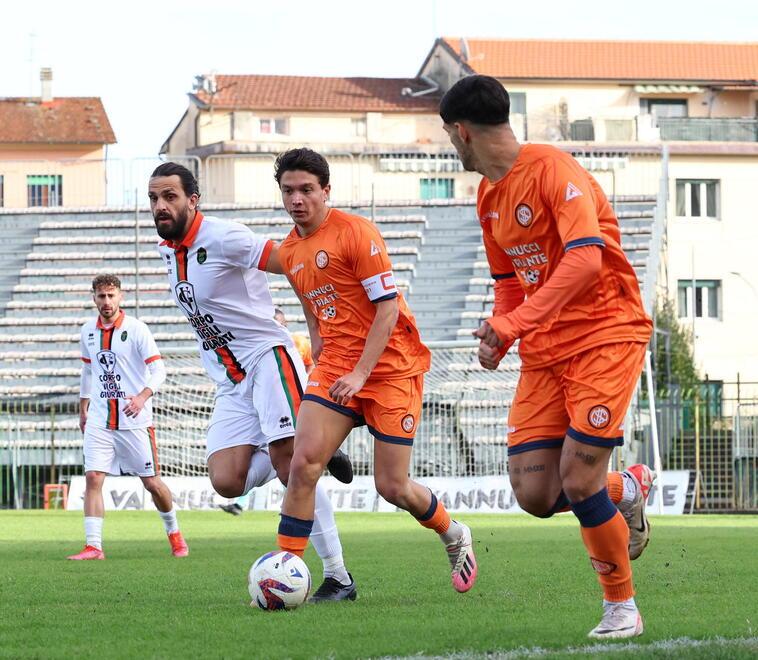 Un’azione del derby con l’Aglianese (foto Nucci)