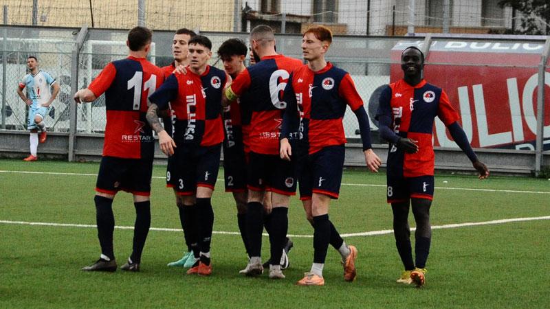 I giocatori del Cecina esultano dopo un gol in alto Skerma (foto Michele Falorni/Silvi)