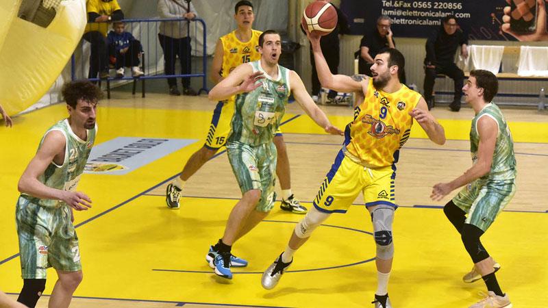 
	De Zardo lotta sotto canestro (foto Paolo Barlettani)

