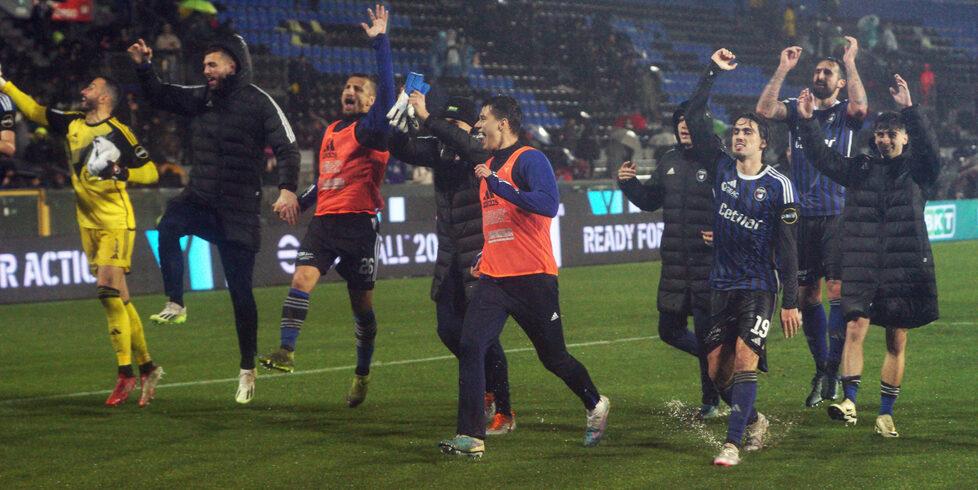 I nerazzurri salutano i tifosi della curva alla fine della partita vinta contro la Sampdoria con le reti firmate da Caracciolo prima e Barbieri poi