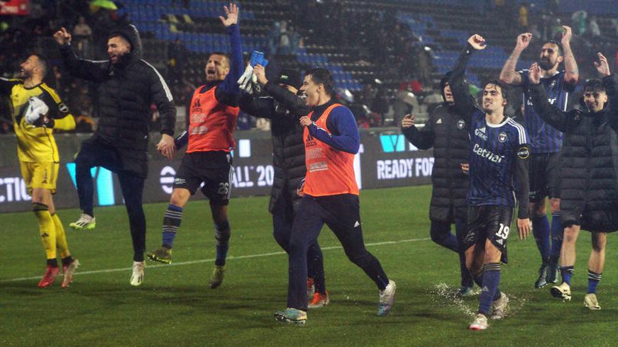 I nerazzurri salutano i tifosi della curva alla fine della partita vinta contro la Sampdoria con le reti firmate da Caracciolo prima e Barbieri poi