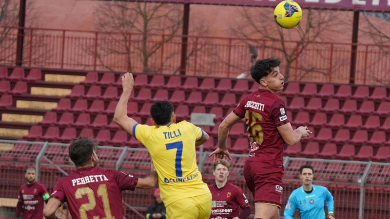 Uno stacco aereo di Lorenzo Ignacchiti sotto gli occhi di Simone Perretta nel match contro la Carrarese (foto Silvi)