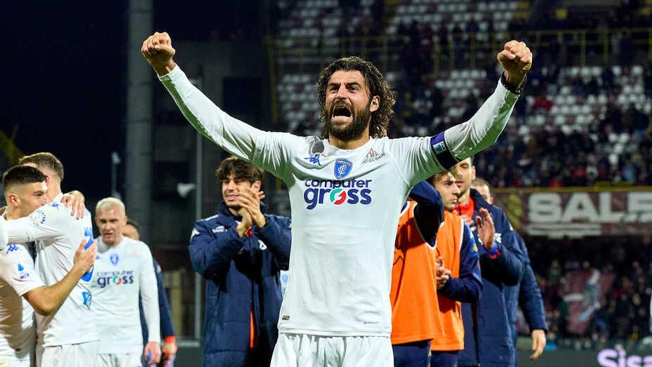 Capitan Luperto esulta al termine della partita vinta in trasferta venerdì contro la Salernitana (foto Empoli Fc)