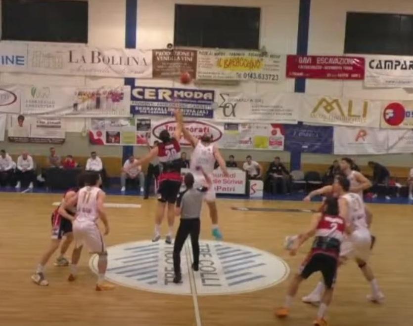 Il momento della palla a due nel match tra Serravalle e Bc Lucca