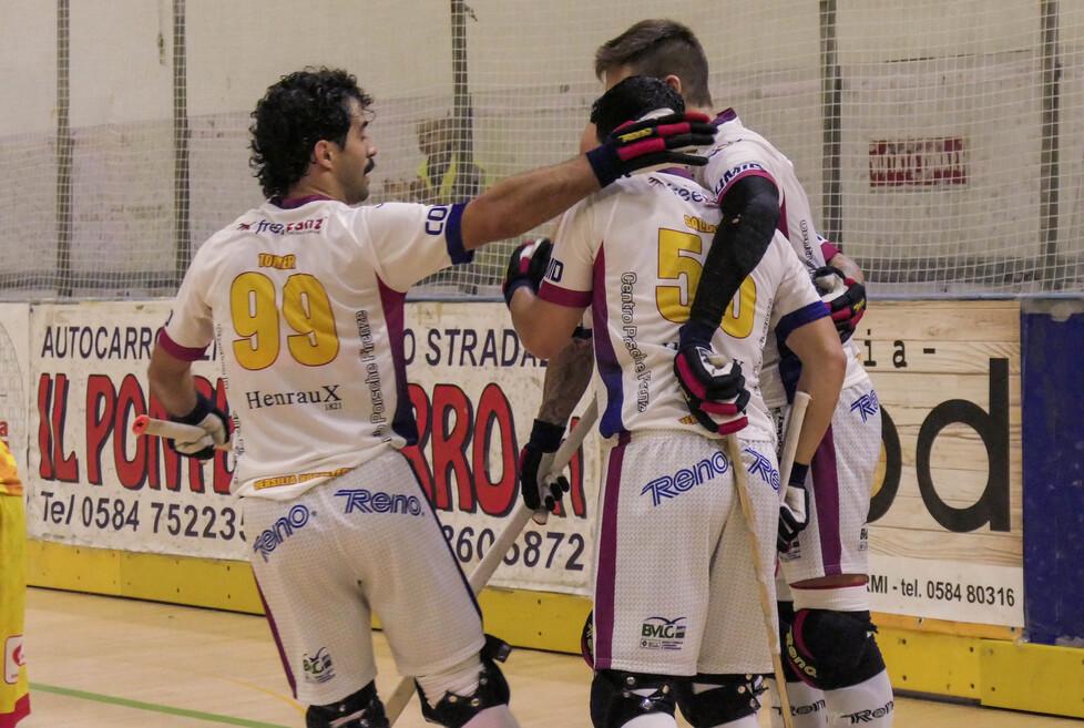 I rossobù esultano dopo un gol di Galbas, a sinistra Enric Torner autore di una doppietta (foto Roberto Paglianti))