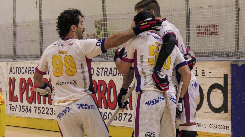 I rossobù esultano dopo un gol di Galbas, a sinistra Enric Torner autore di una doppietta (foto Roberto Paglianti))