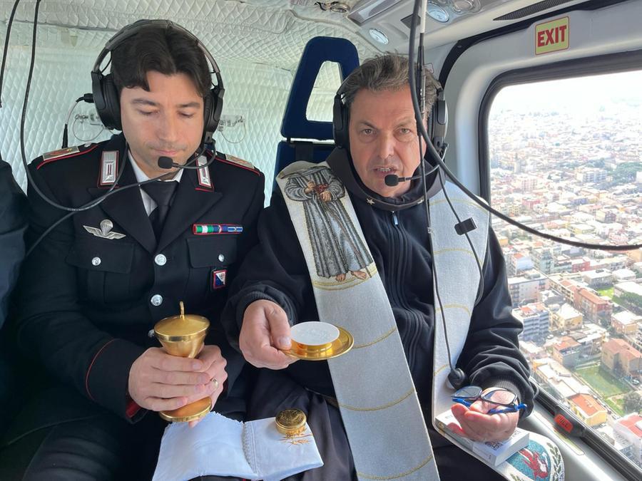 
	Padre Mariano Asunis in volo sull'elicottero dell'Elinucleo carabinieri di Elmas

