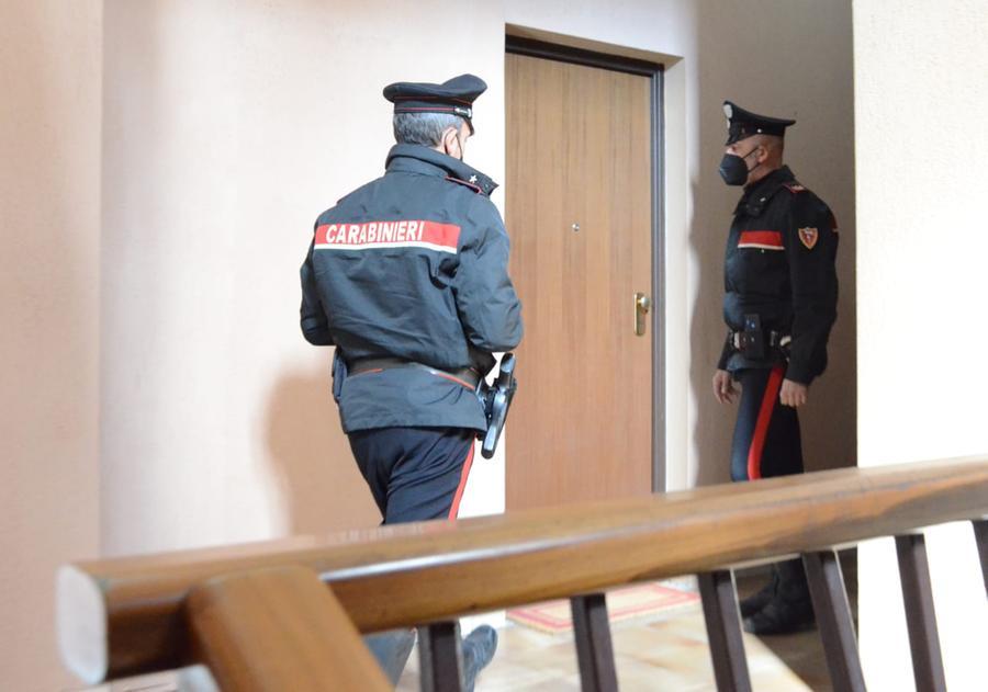 Nonostante il divieto si presenta dai genitori ubriaco, la madre gli offre il pranzo e lui la aggredisce: arrestato a Villa San Pietro