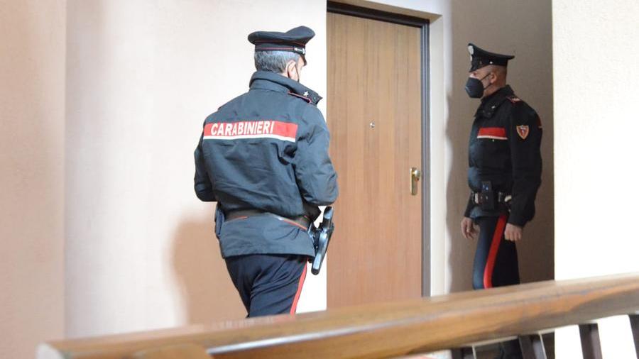 Nonostante il divieto si presenta dai genitori ubriaco, la madre gli offre il pranzo e lui la aggredisce: arrestato a Villa San Pietro