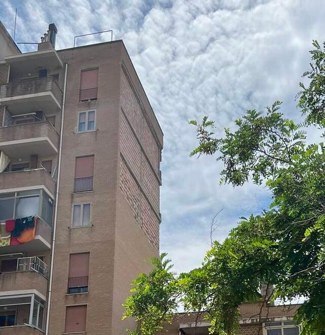 Via Togliatti facciata quasi pronta «Ma restano transenne e pericoli»