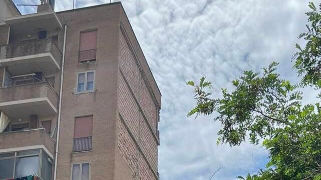 Via Togliatti facciata quasi pronta «Ma restano transenne e pericoli»