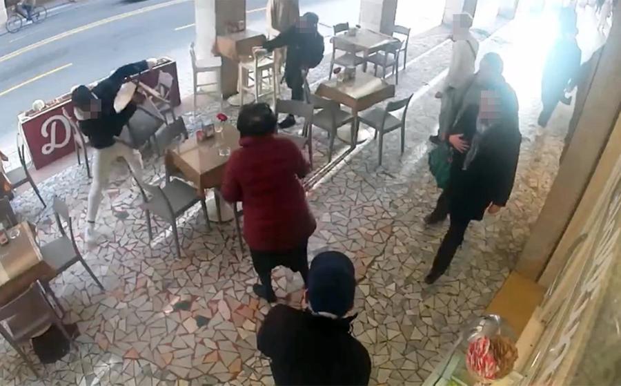 Livorno, ancora caos in via Grande: la lite degenera e al bar volano le sedie – Video