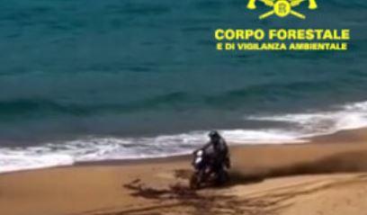 Motocross sulle dune di Piscinas per 6 giorni e video sui social che pubblicizzano gli itinerari: bloccati a Olbia due turisti tedeschi