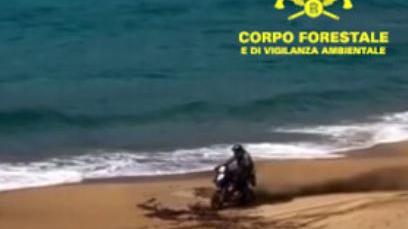 Motocross sulle dune di Piscinas per 6 giorni e video sui social che pubblicizzano gli itinerari: bloccati a Olbia due turisti tedeschi