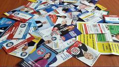 
	Santini e volantini sono ancora molto uitlizzati per la pubblicit&agrave; elettorale

