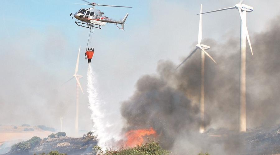 Elicotteri antincendio, gara deserta: l’isola rischia di restare scoperta