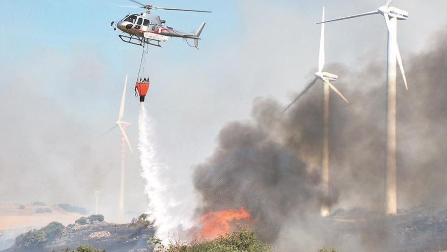 Elicotteri antincendio, gara deserta: l’isola rischia di restare scoperta