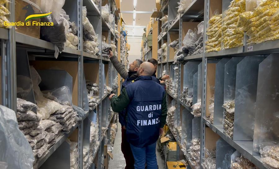 Prato, altro colpo della Finanza alla filiera del falso: sequestrati oltre un milione di accessori