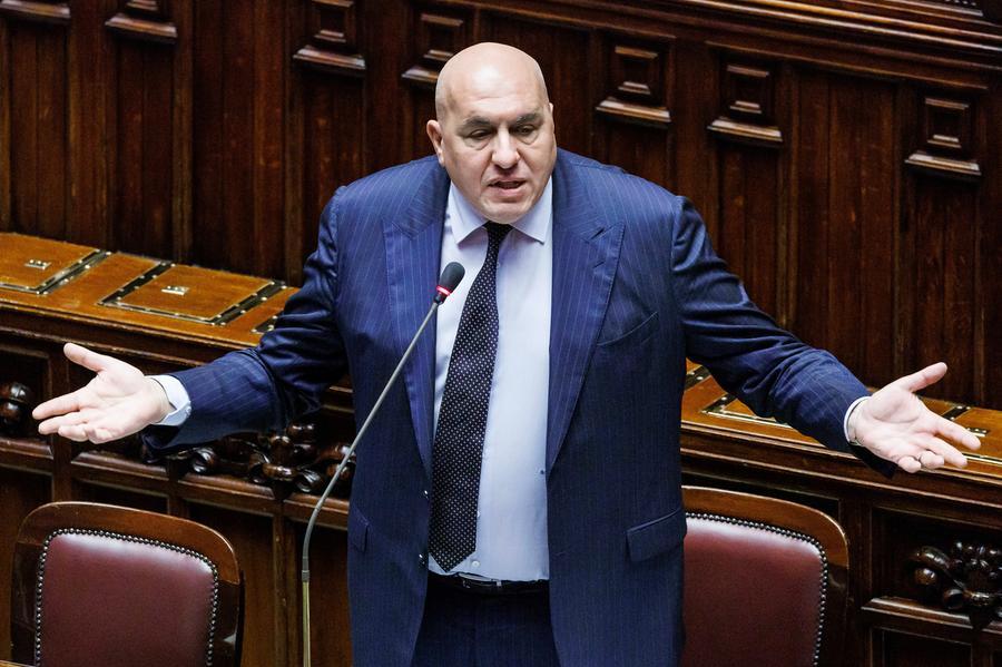 Il ministro Guido Crosetto ricoverato d’urgenza: sospetta pericardite