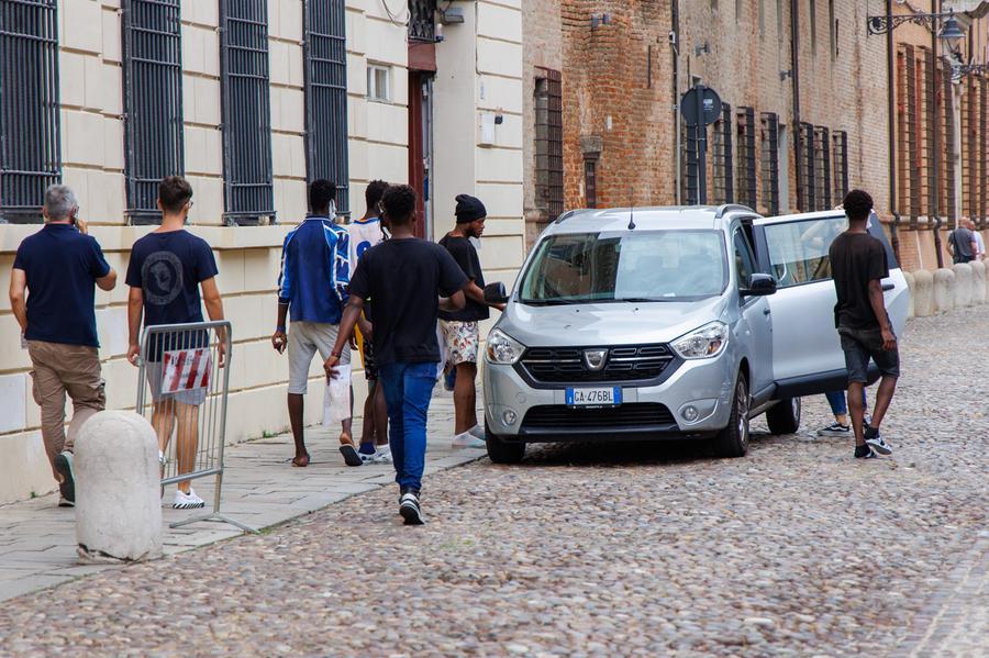 Ferrara, truffa con i soldi dell’accoglienza: in tre finiscono a processo