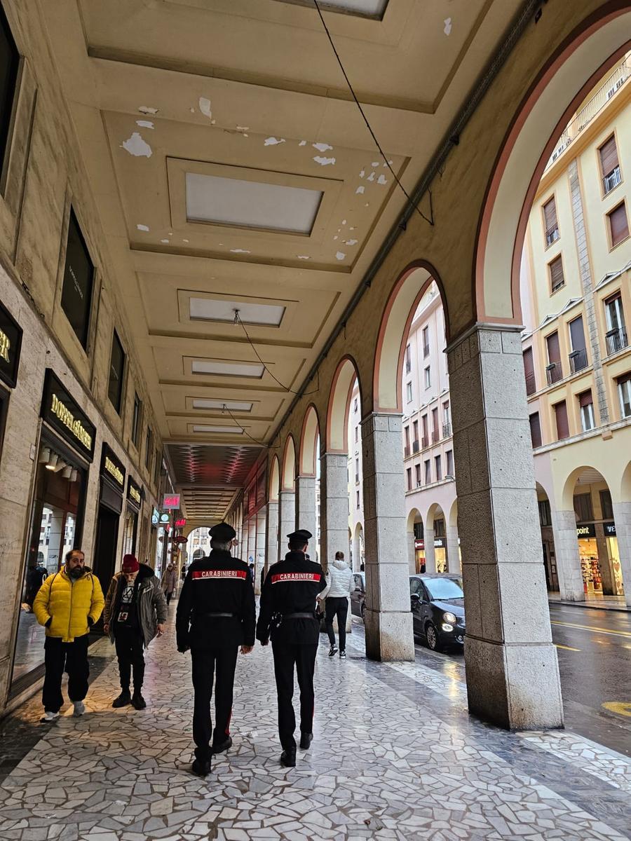 Scoperta a rubare in un negozio di via Grande: denunciata 40enne