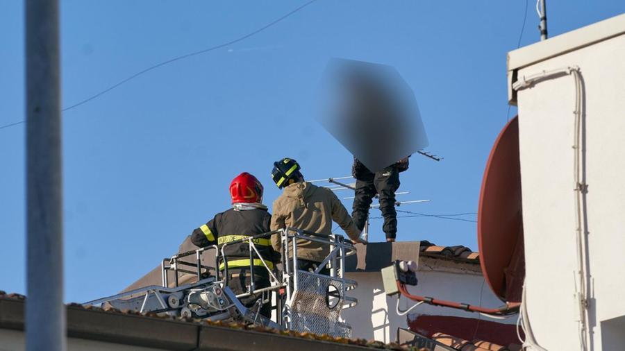 
	L'uomo sul tetto soccorso dai vigili del fuoco

