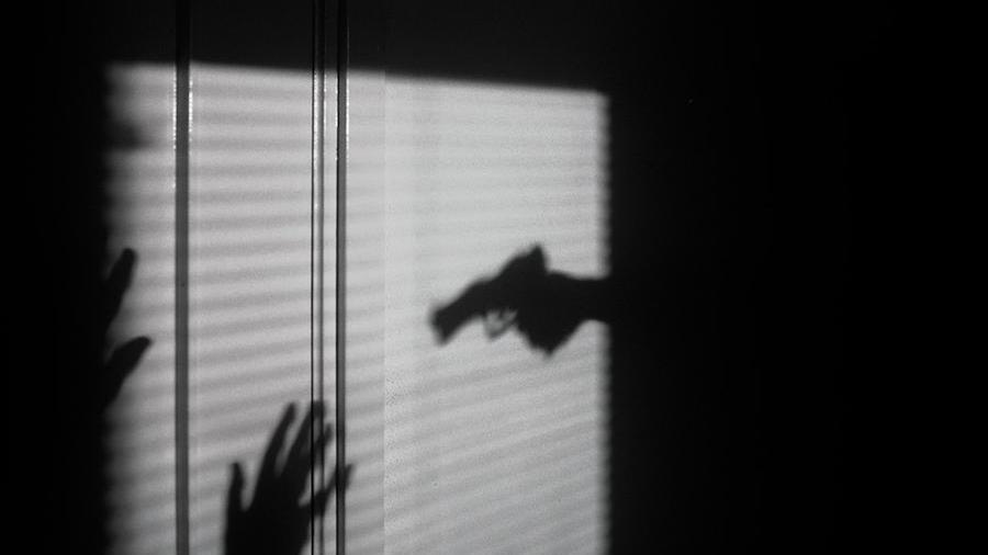 Pistoia, in video con pistole e pugnali minaccia una ragazzina su Instagram: «Ti ucciderò così»
